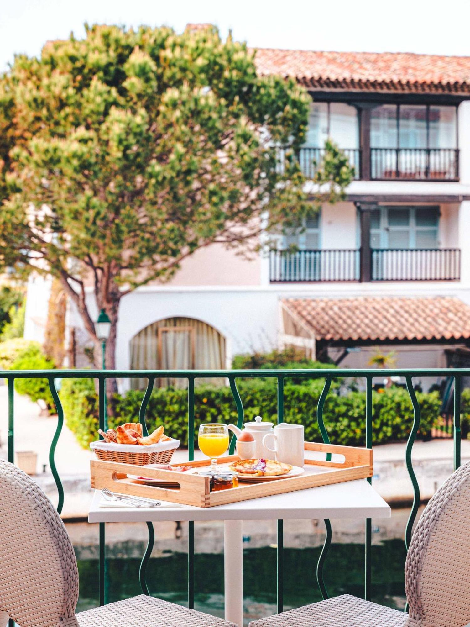 Le Suffren Hotel Grimaud Exterior photo